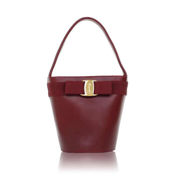 FERRAGAMO ヴァラ 13&nbsp;x18&nbsp;x13cm(幅&nbsp;x 高さ&nbsp;x マチ)