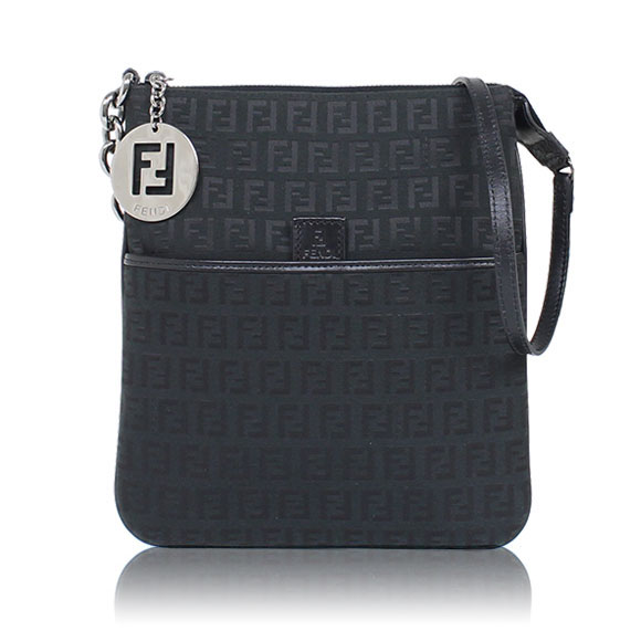FENDI ショルダーバッグ 21&nbsp;x24&nbsp;x1cm(幅&nbsp;x 高さ&nbsp;x マチ)