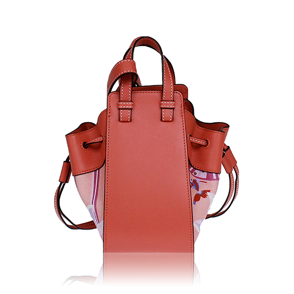 LOEWE ハンモックドローストリングミニ 15&nbsp;x18&nbsp;x11cm(幅&nbsp;x 高さ&nbsp;x マチ)