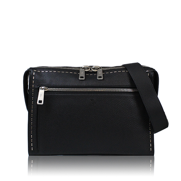 FENDI セレリアメッセンジャーバッグ 32&nbsp;x23&nbsp;x5cm(幅&nbsp;x 高さ&nbsp;x マチ)