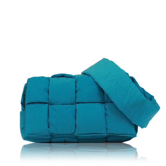 BOTTEGA VENETA パデッドテックカセット 30&nbsp;x17&nbsp;x7cm(幅&nbsp;x 高さ&nbsp;x マチ)