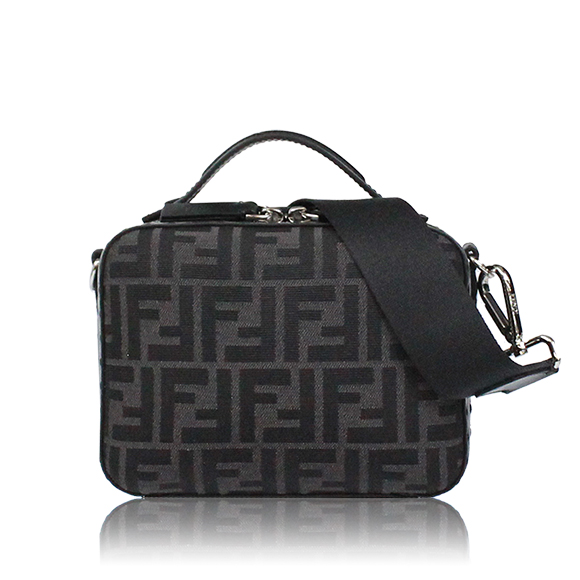 FENDI ショルダーバッグ 17&nbsp;x13&nbsp;x6cm(幅&nbsp;x 高さ&nbsp;x マチ)