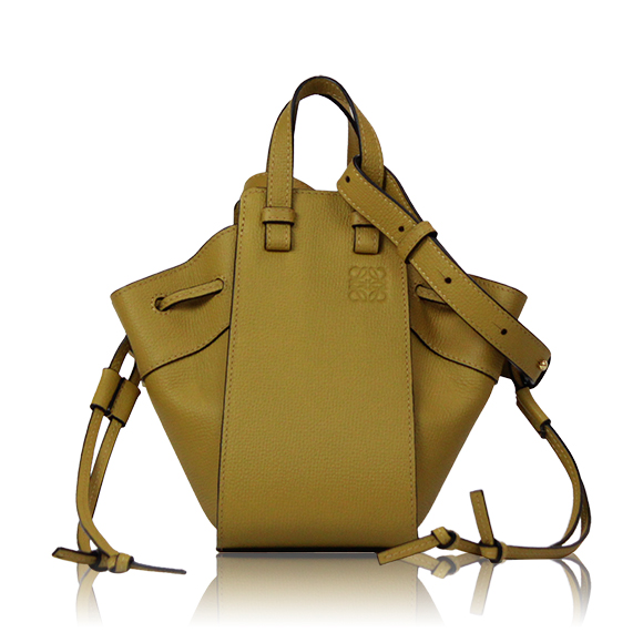 LOEWE ハンモックドローストリングミニ 15&nbsp;x18&nbsp;x11cm(幅&nbsp;x 高さ&nbsp;x マチ)