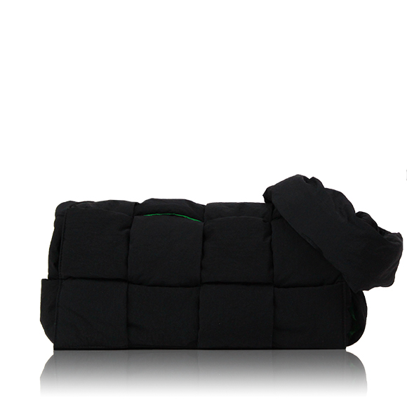 BOTTEGA VENETA パデッドテックカセット 30&nbsp;x15&nbsp;x8cm(幅&nbsp;x 高さ&nbsp;x マチ)