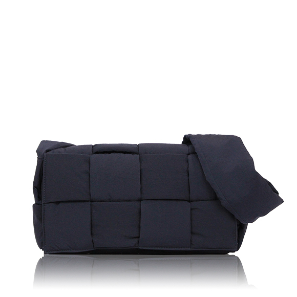 BOTTEGA VENETA パデッドテックカセット 29&nbsp;x15&nbsp;x8cm(幅&nbsp;x 高さ&nbsp;x マチ)